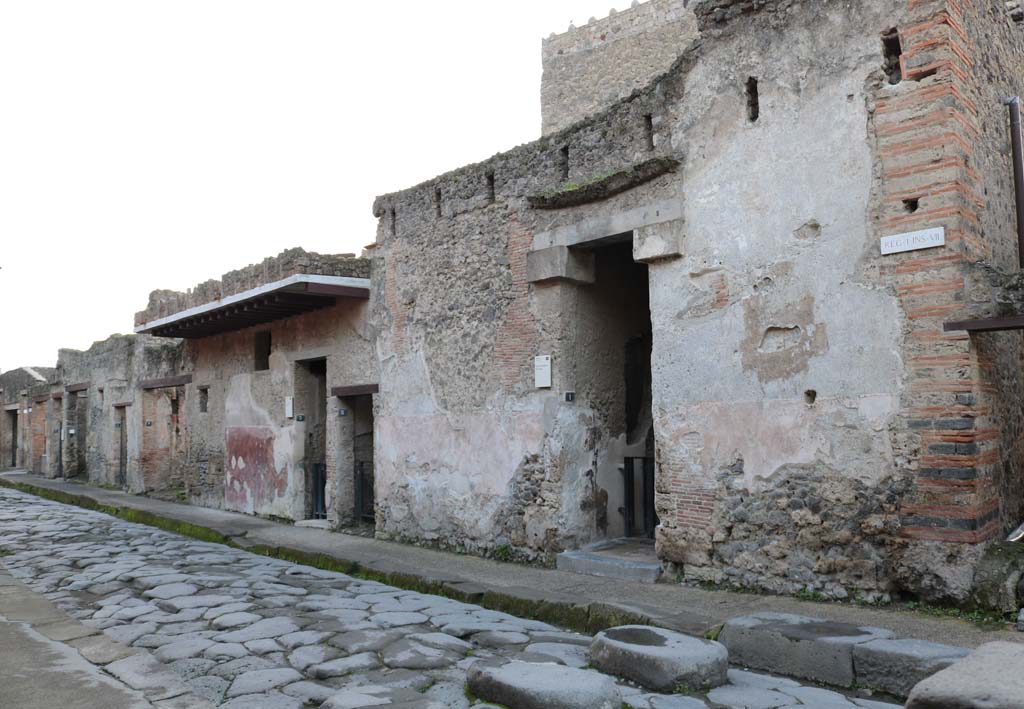 I.7.1 Pompeii, on right. December 2018. 
Entrance doorways, looking east along Via dell� Abbondanza between I.7.8 and I.7.1. Photo courtesy of Aude Durand.

