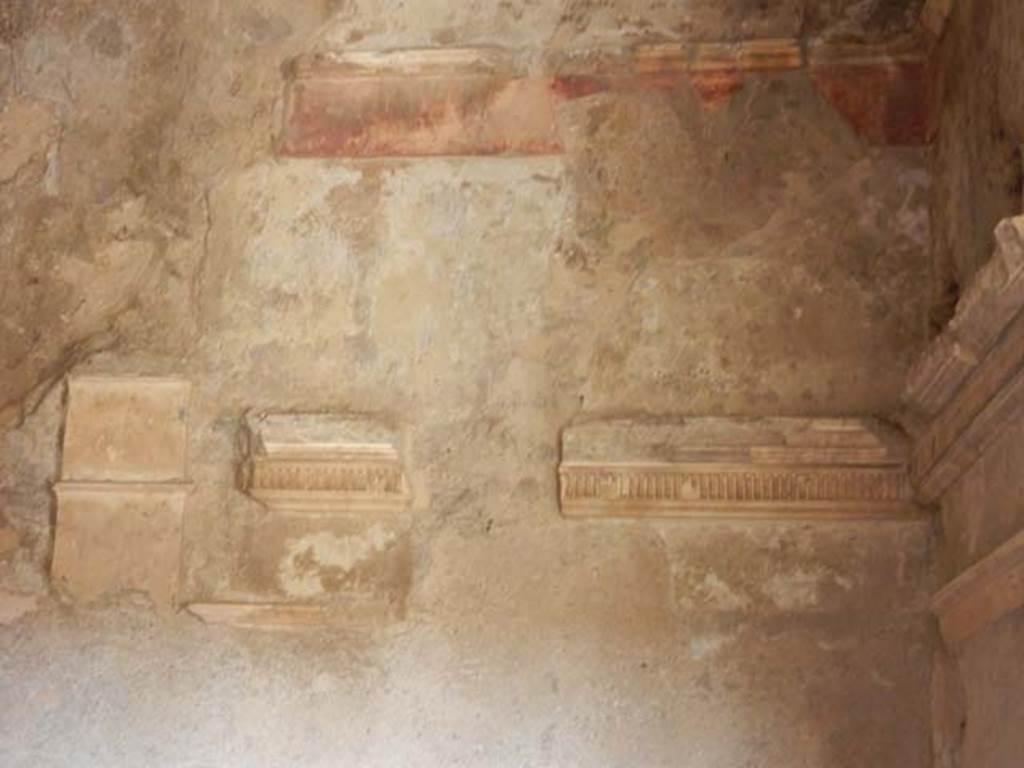 I.7.1 Pompeii. May 2016. Looking towards the upper part of the north wall comprising of an upper part of a pilaster and moulded stucco cornice. Photo courtesy of Buzz Ferebee.
