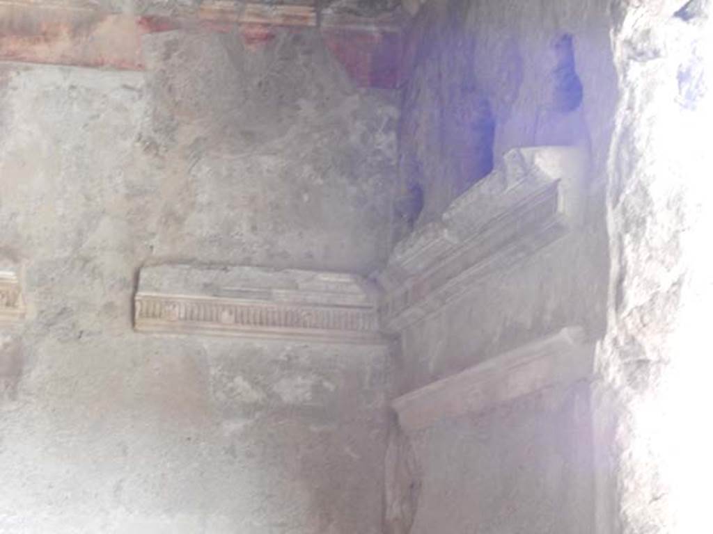 I.7.1 Pompeii. May 2016. Looking towards the upper part of the north-east corner with moulded stucco cornice. Photo courtesy of Buzz Ferebee.
