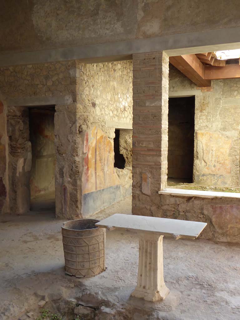 I.7.3 Pompeii. September 2017. 
South-east corner and south side of atrium with doorway to cubiculum, on left, and doorway and window to garden area, centre and right.
Foto Annette Haug, ERC Grant 681269 D�COR
