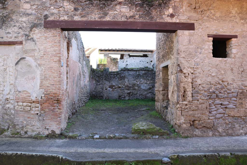 I.7.4 Pompeii. December 2018. Entrance on south side of Via dell�Abbondanza. Photo courtesy of Aude Durand.

