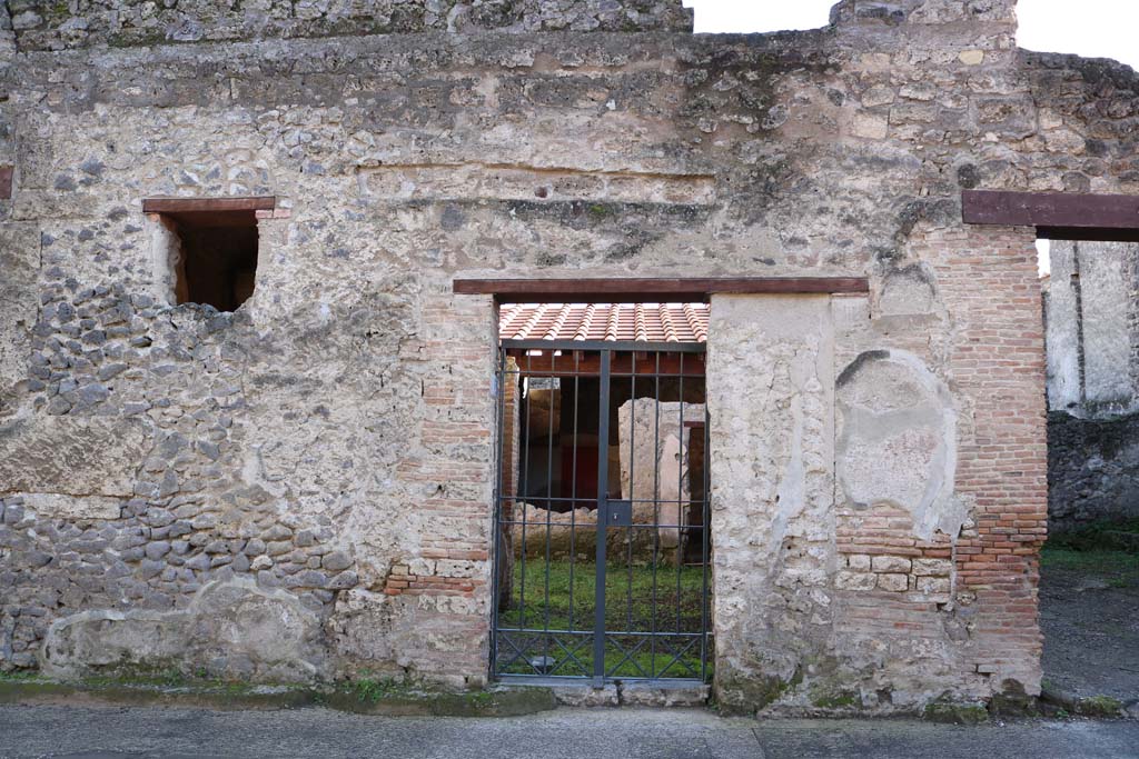 I.7.5 Pompeii. December 2018. Entrance doorway on south side of Via dell�Abbondanza. Photo courtesy of Aude Durand.