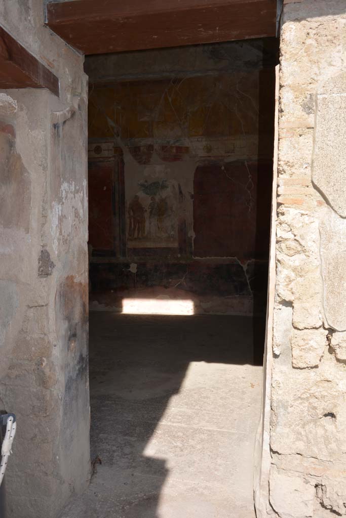 I.7.7 Pompeii. October 2019. Looking north through doorway of triclinium.
Foto Annette Haug, ERC Grant 681269 D�COR.

