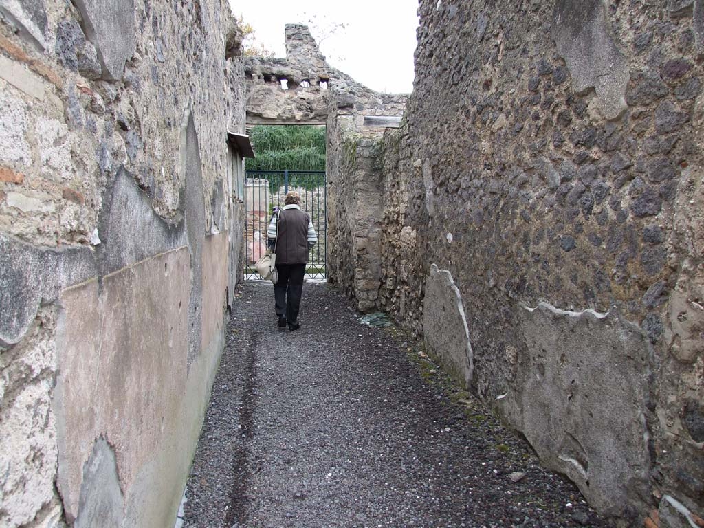 I.7.7 Pompeii. December 2006. Vestibule looking north to Via dell�Abbondanza.