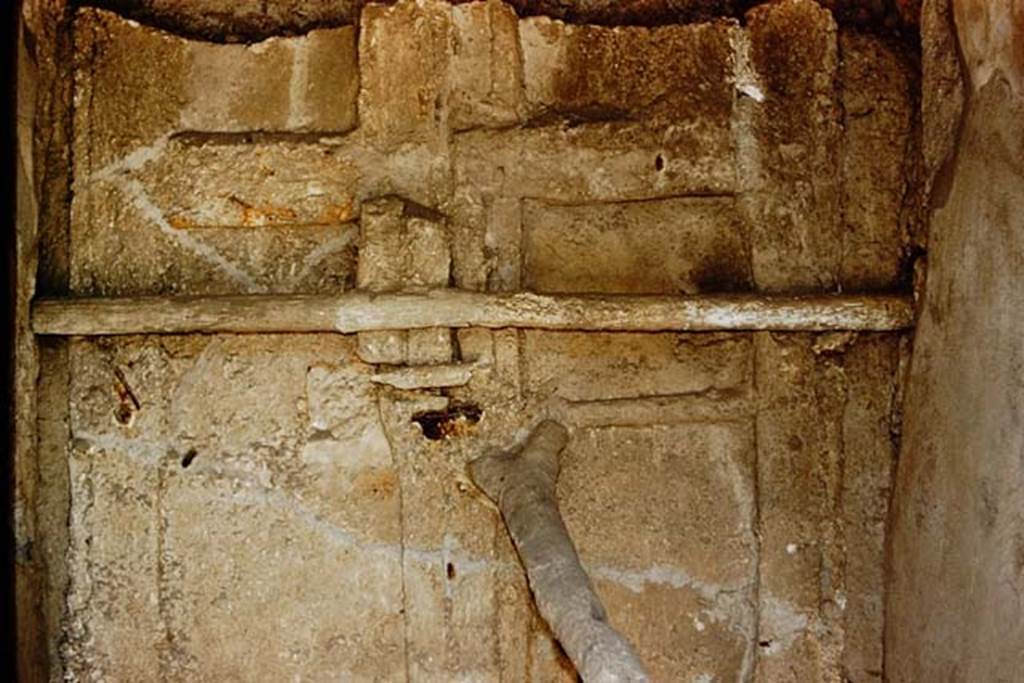 I.7.10 Pompeii. 1959. Detail of the plaster-cast of the original door, looking east. Photo by Stanley A. Jashemski.
Source: The Wilhelmina and Stanley A. Jashemski archive in the University of Maryland Library, Special Collections (See collection page) and made available under the Creative Commons Attribution-Non Commercial License v.4. See Licence and use details.
J59f0317
