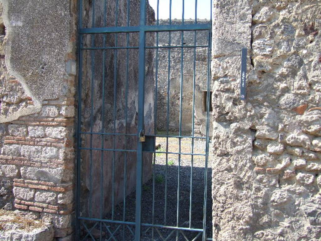 I.7.11 Pompeii. September 2005. Entrance, looking west into atrium.