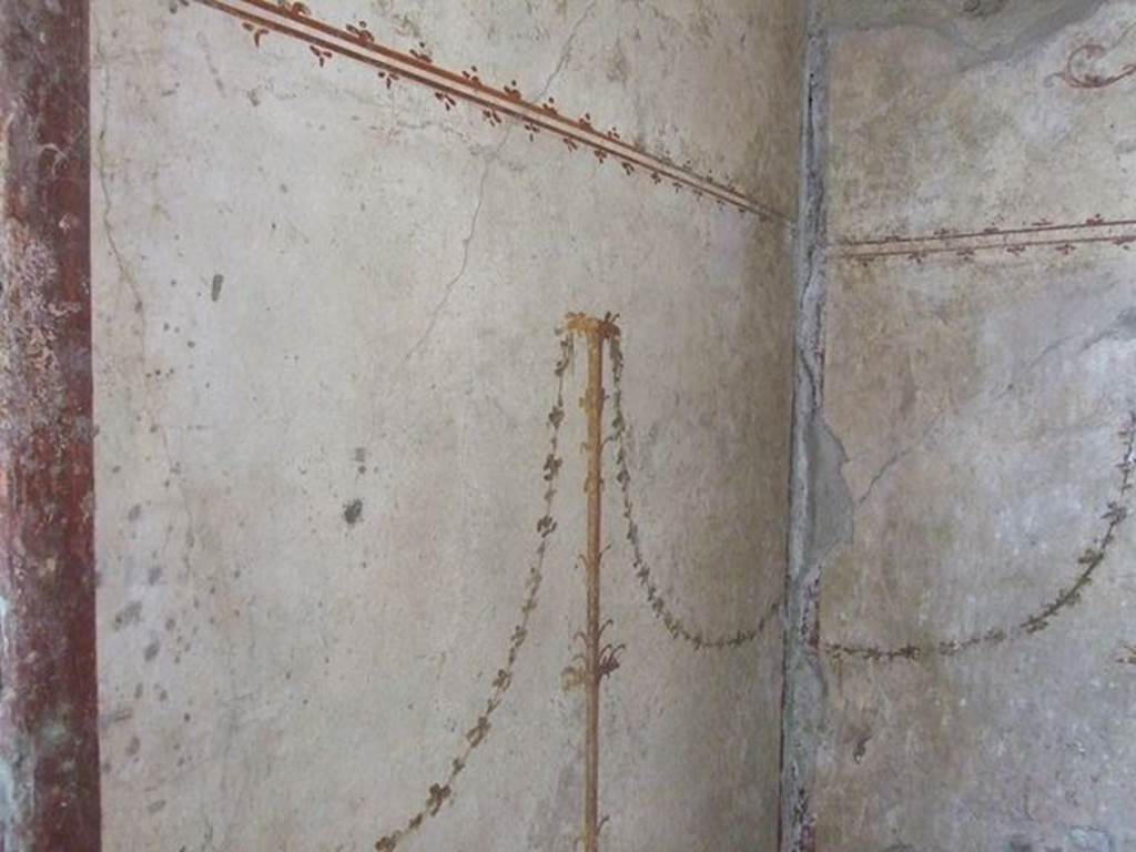 I.7.11 Pompeii. December 2006. Painted festoons with stylized candelabra bordering the sides of the lararium.