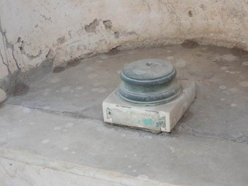 I.7.12 Pompeii. May 2017. Fountain base from nymphaeum. Photo courtesy of Buzz Ferebee. According to Jashemski, “in the niche stood a bronze fountain statuette of Pomona holding a bivalve shell filled with fruit (0.38m high), now in Naples Archaeological Museum, inventory number 144276, from which the jetting water fell down four marble steps into the small square pool below”. See Jashemski, W. F., 1993. The Gardens of Pompeii, Volume II: Appendices. New York: Caratzas, (p.38).