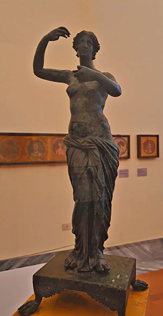 I.7.12 Pompeii. October 2023.
Bronze statuette of Aphrodite/Venus. Photo courtesy of Giuseppe Ciaramella.
On display in “L’altra MANN” exhibition, October 2023, at Naples Archaeological Museum.
This statuette was included in the description card with Pomona as being part of Bathing Aphrodite with Nymphs, inv. S.N.