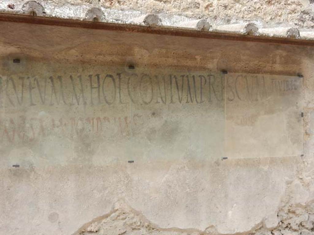 I.7.13 Pompeii. May 2017. Northern end of painted inscription found on south of entrance doorway.
Photo courtesy of Buzz Ferebee.
Painted Inscription supporting Caium Gavium Rufum and Marcum Holconium Priscum. [CIL IV 7242] 

These are recorded in CIL IV as 

C· GAVIVM · RVFVM · M · HOLCONIVM · PRISCVM IIVIR · I · D · O · V · F
CVSPIVM · PANSAM · POPIDIVM · SECVNDVM · AEDILES D · R · P · O · V · F 
See Della Corte M., 1955. Corpus Inscriptionum Latinarum Vol. IV, Supp 3, Lieferung 1. Berlin: De Gruyter, p. 799.

According to Epigraphik-Datenbank Clauss/Slaby (See www.manfredclauss.de), this read as –

C(aium) Gavium Rufum M(arcum) Holconium Priscum IIvir(os) i(ure) d(icundo) o(ro) v(os) f(aciatis) 
Cuspium Pansam Popidium Secundum aediles d(ignum) r(ei) p(ublicae) o(ro) v(os) f(aciatis)         [CIL IV 7242]

Michael Binns has provided this translation:
I beg that you make Gaius Gavius Rufus and Marcus Holconius Priscus duumvirs for stating the law. 
I beg that you make Cuspius Pansa and Popidius Secundus aediles, (as they are) worthy of the city.         [CIL IV 7242]

