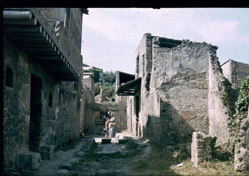 I.7.17 Pompeii, on right, together with I.7.16. Looking north along Vicolo di Paquius Proculus. I.10.18 is on the left. 
Photographed 1970-79 by G�nther Einhorn, picture courtesy of his son Ralf Einhorn.
