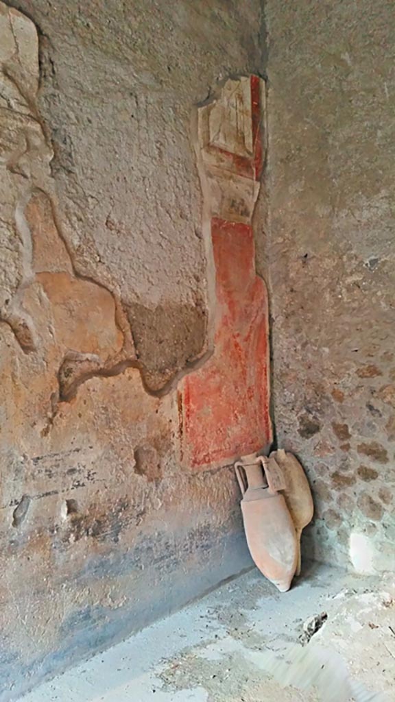 I.7.19 Pompeii. 2017/2018/2019.
Looking towards north-west corner of exedra. Photo courtesy of Giuseppe Ciaramella.