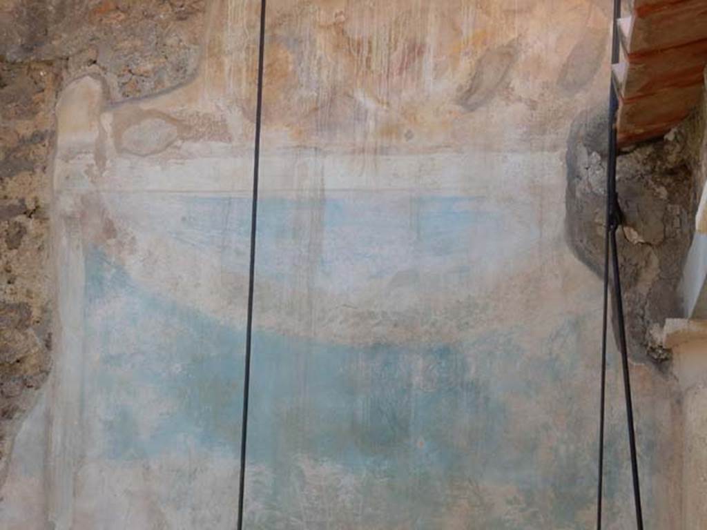 I.7.19 Pompeii. May 2017. Detail of painted garlands from west wall of garden area. Photo courtesy of Buzz Ferebee.