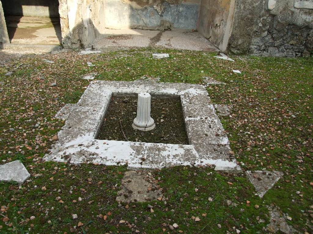 I.7.19 Pompeii. December 2006. Marble impluvium inserted in the floor of cocciopesto in atrium. At the corners and sides of the impluvium are coloured marble tiles.
