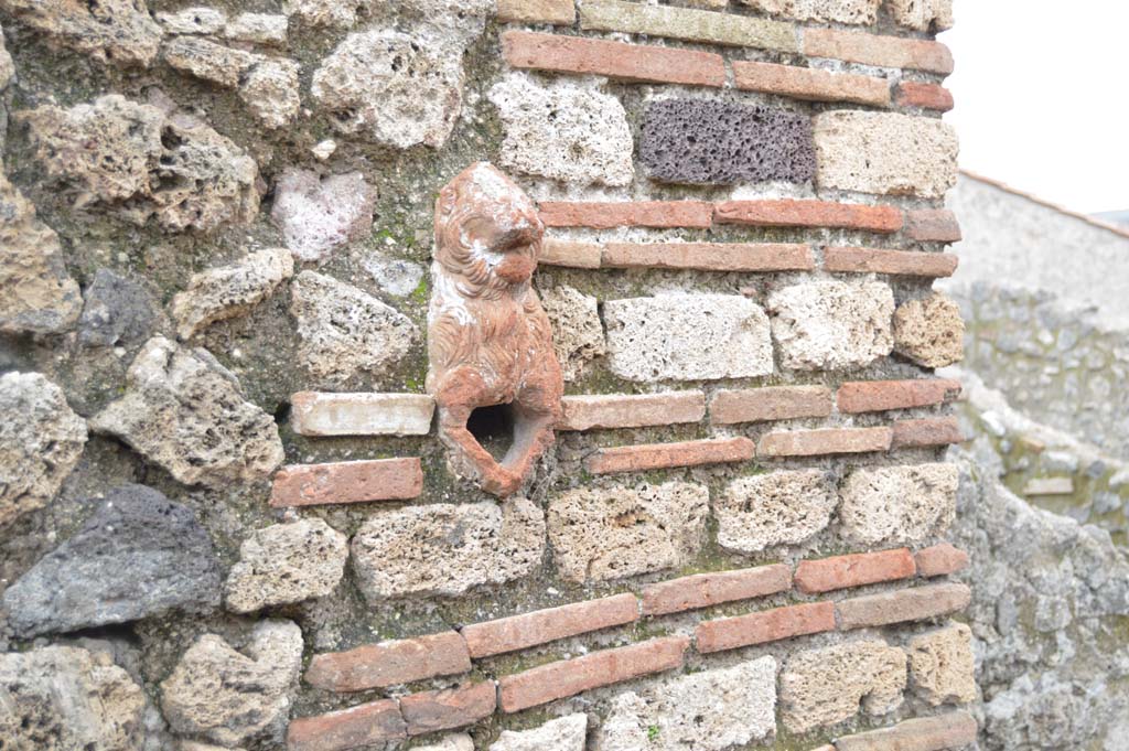I.7.20 Pompeii. March 2018. Terracotta water-spout in upper wall.
Foto Taylor Lauritsen, ERC Grant 681269 D�COR.
