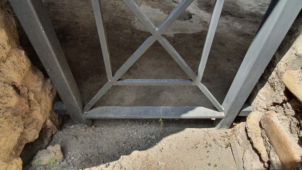 I.8.1 Pompeii. July 2021. Doorway threshold between linking room of I.8.2 and I.8.1, looking north.
Foto Annette Haug, ERC Grant 681269 DÉCOR.
