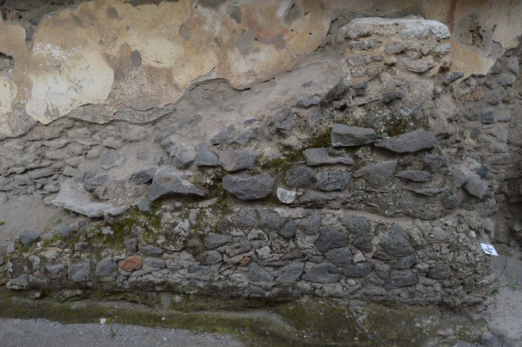 I.8.1 Pompeii. October 2018. West exterior side wall with ramp and altar.
Foto Taylor Lauritsen, ERC Grant 681269 DÉCOR.
