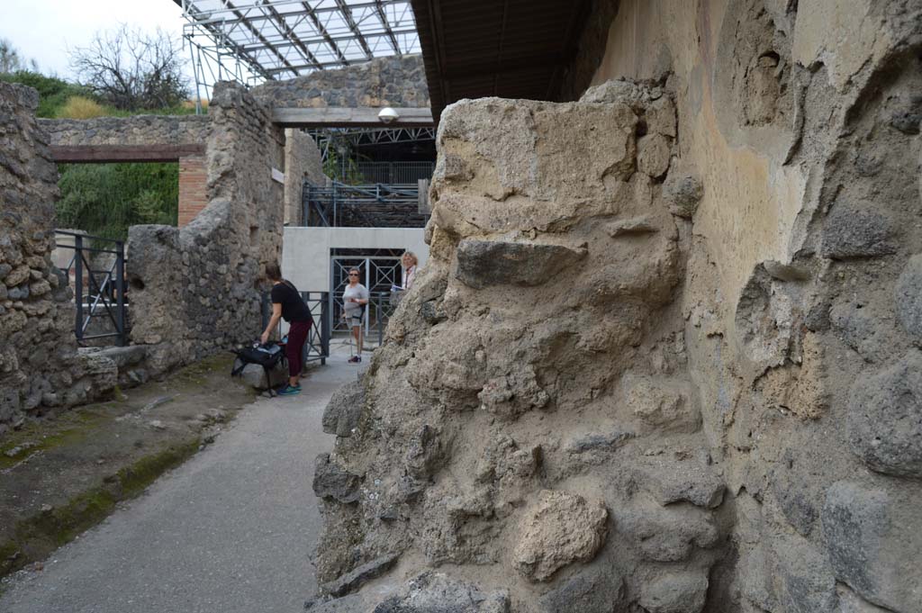 I.8.1 Pompeii. October 2018. Looking north towards altar on top of ramp, on east side of Vicolo dell’Efebo. 
Foto Taylor Lauritsen, ERC Grant 681269 DÉCOR.


