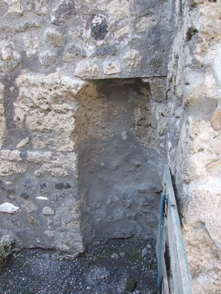 I.8.4 Pompeii. December 2007. Semi circular recess in west wall.
