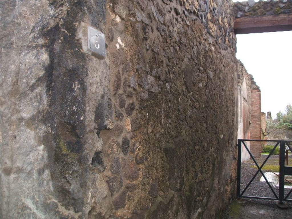 I.8.5 Pompeii. December 2004. East wall of entrance fauces.