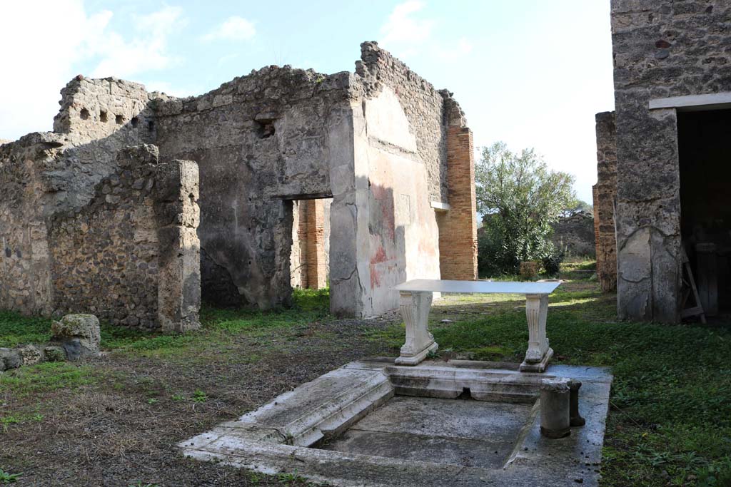 I.8.5 Pompeii. December 2018. Looking south-east across atrium. Photo courtesy of Aude Durand.
