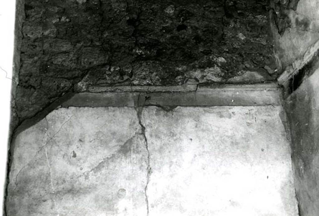 I.8.5 Pompeii. 1975. House, right room, back S wall.  Photo courtesy of Anne Laidlaw.
American Academy in Rome, Photographic Archive. Laidlaw collection _P_75_5_37. 
