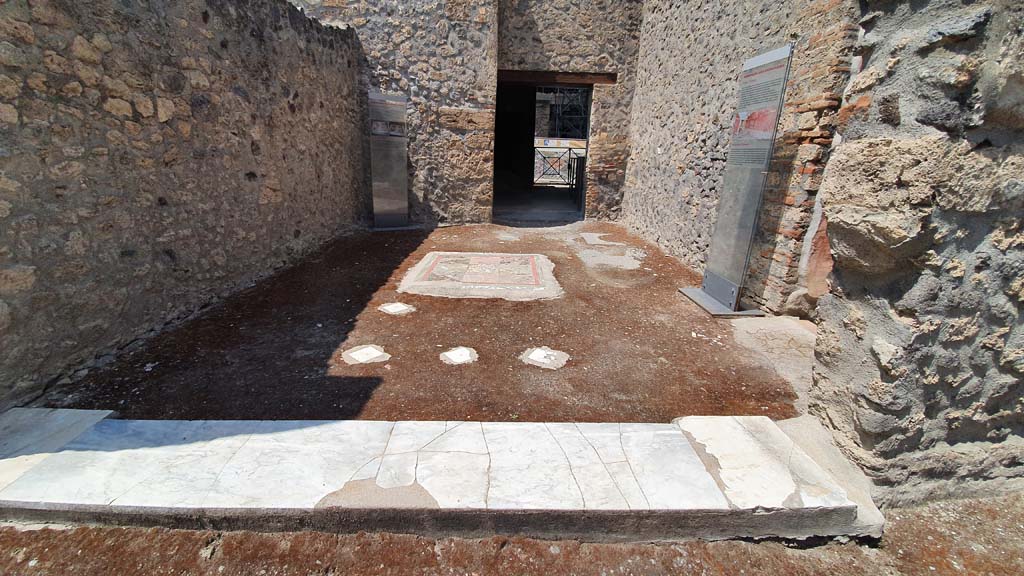 I.8.9 Pompeii. July 2021. Room 2, oecus, looking north across oecus towards doorway to bar room, ahead, and to room 3, on right.
Foto Annette Haug, ERC Grant 681269 DÉCOR.