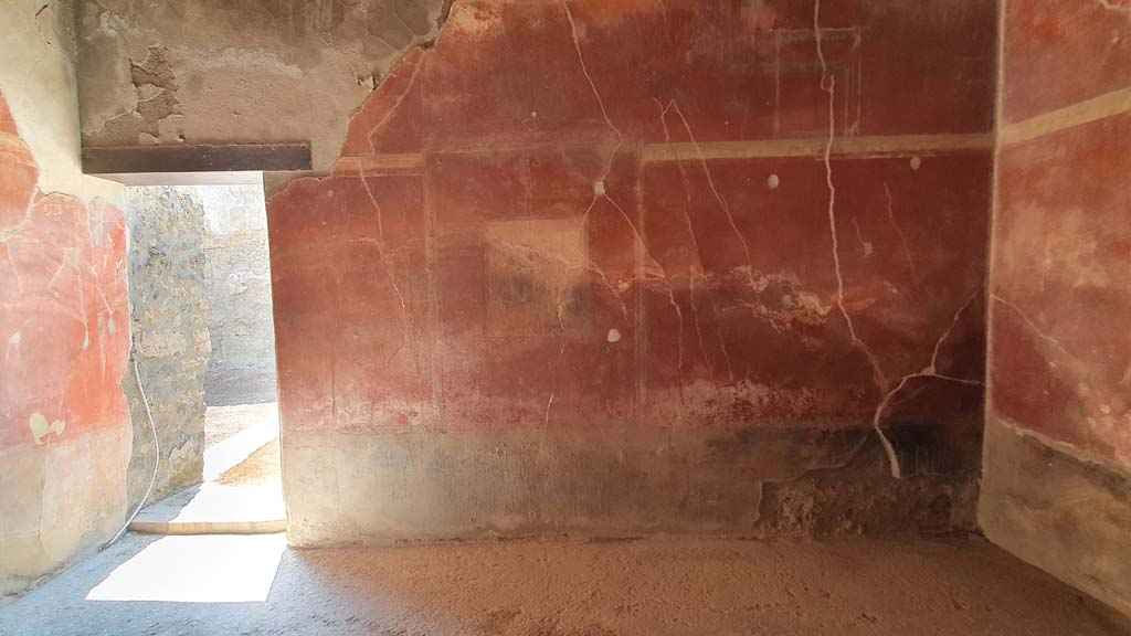 I.8.9 Pompeii. July 2021. Room 3, looking towards west wall with doorway from oecus 2, on left.
Foto Annette Haug, ERC Grant 681269 DÉCOR.
