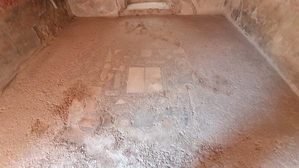 I.8.8 Pompeii. July 2021. Room 3, floor of rear room of caupona, looking north.
According to PPM, the floor was made of cocciopesto ornamented with small white tesserae.
In the centre was an emblema in opus sectile, in the centre of which were coloured marble squares, around the edge was a border of a line of white tesserae.
Foto Annette Haug, ERC Grant 681269 DÉCOR.
