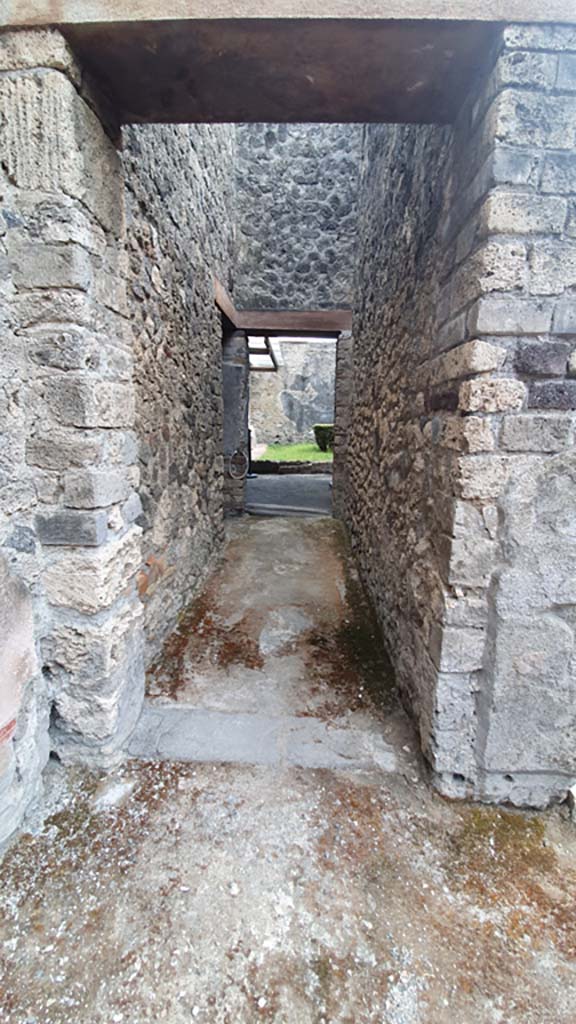 I.8.9 Pompeii. July 2021.
Room 6, looking south along corridor or andron, leading to room 7 and portico of garden.
Foto Annette Haug, ERC Grant 681269 DÉCOR.