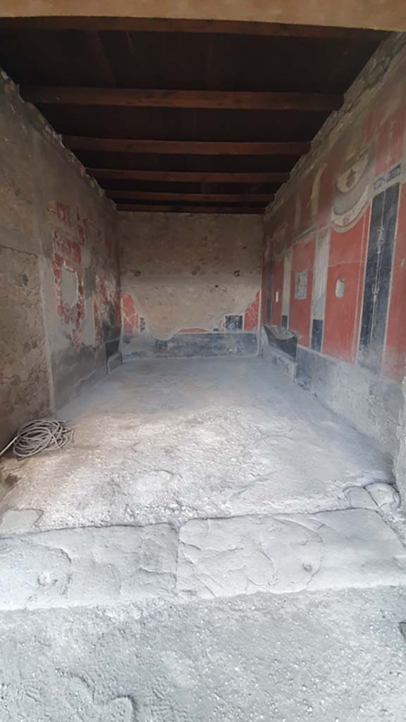 I.8.9 Pompeii. July 2021.
Room 7, triclinium, looking north across doorway threshold from portico.
Foto Annette Haug, ERC Grant 681269 DÉCOR.