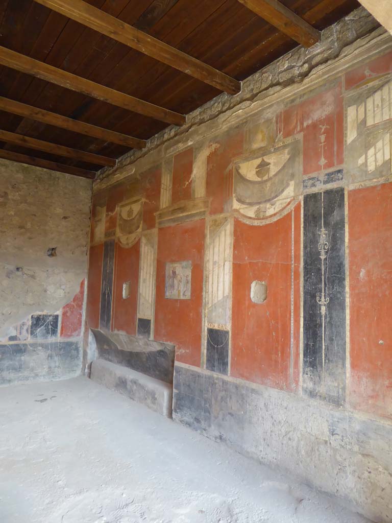 I.8.9 Pompeii. September 2015. Room 7, looking north along east wall of triclinium.
Foto Annette Haug, ERC Grant 681269 DÉCOR.