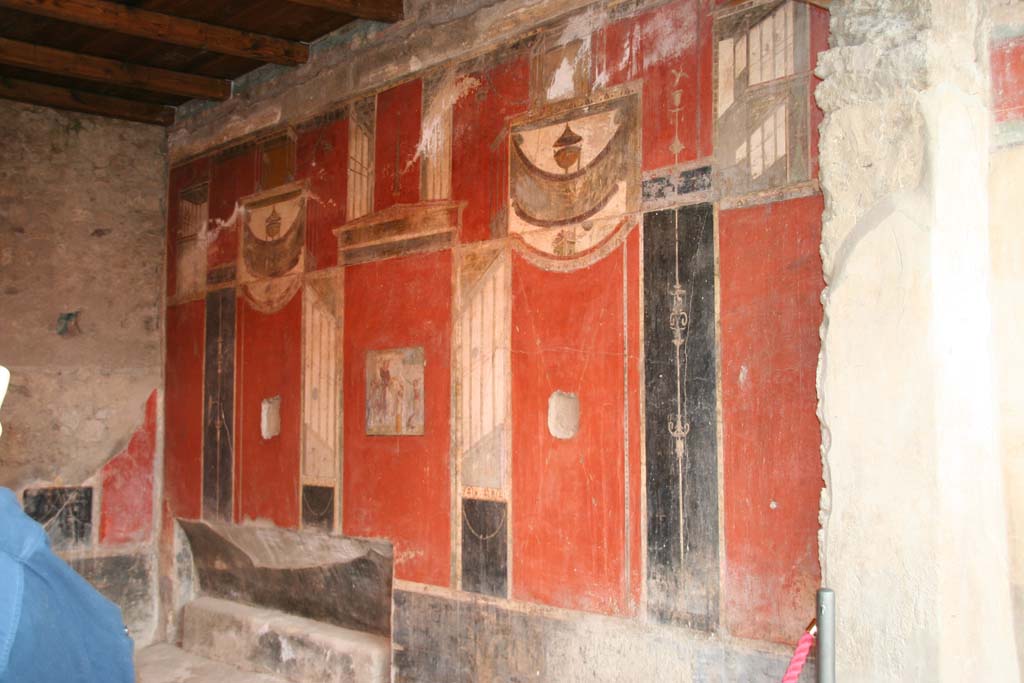 I.8.9 Pompeii. April 2010. Room 7, triclinium. East wall with recess. Photo courtesy of Klaus Heese.