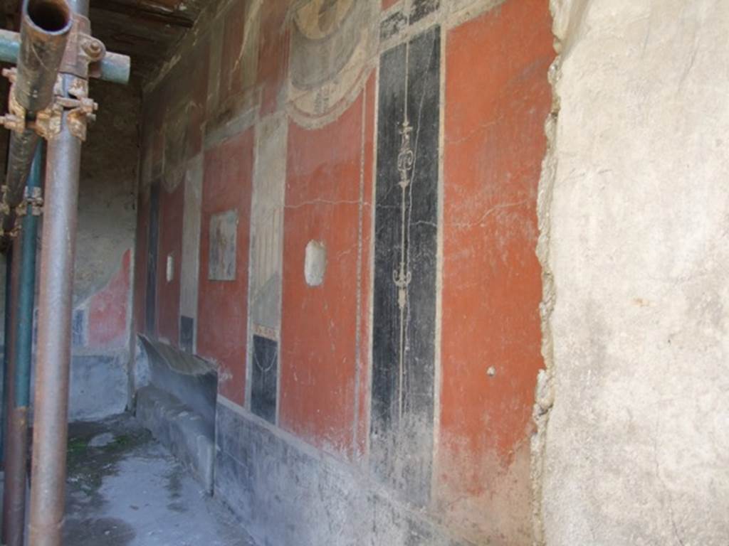 I.8.9 Pompeii. March 2009. Room 7. Triclinium. East wall, with recess.
