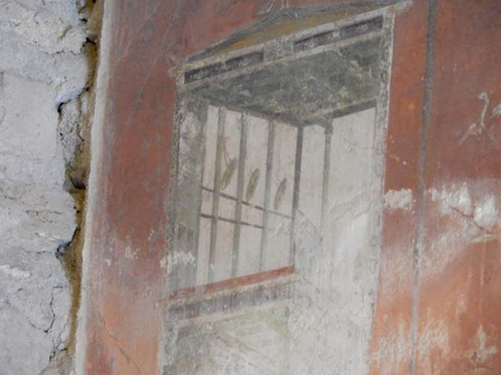 I.8.9 Pompeii. May 2015. Room 7, detail from upper part of east wall showing architectural painting at north end. Photo courtesy of Buzz Ferebee.