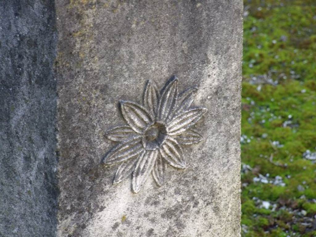I.8.9 Pompeii.  March 2009.  Room 1.  Decoration on marble podium.  Rosette with 12 petals.