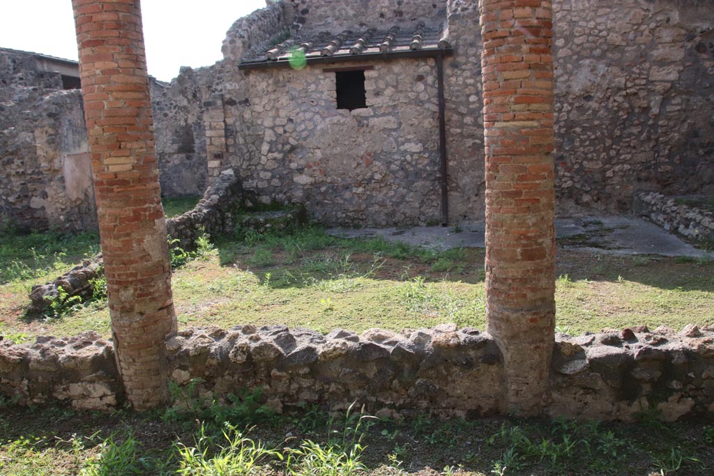 I.8.10 Pompeii. October 2022. Looking west from entrance doorway, into peristyle area 1. Photo courtesy of Klaus Heese. 

