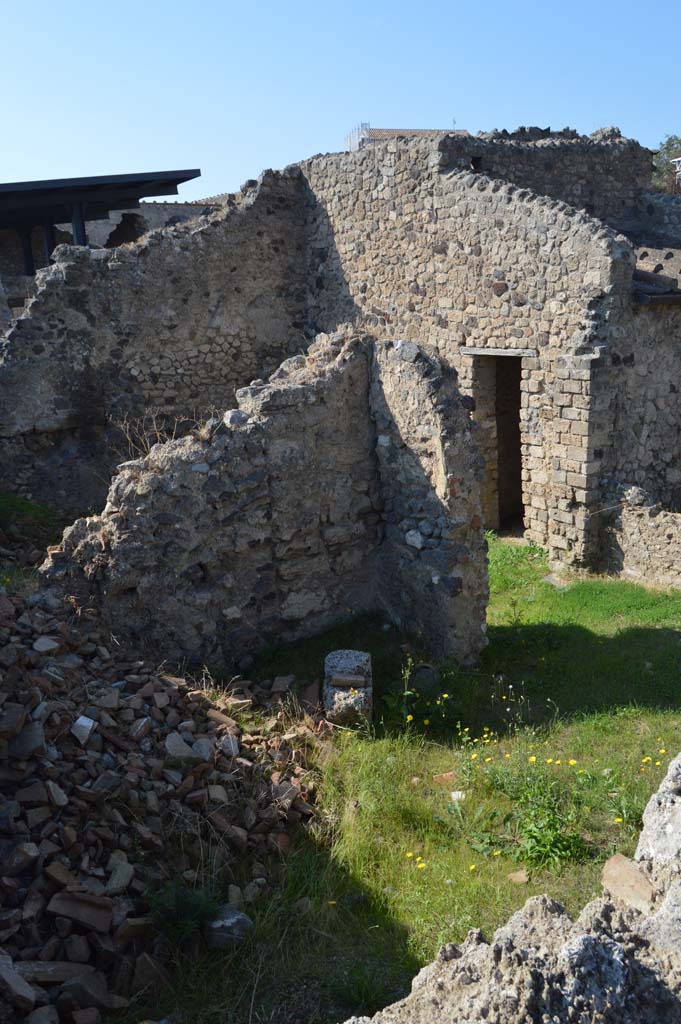 I.8.10 Pompeii. October 2017.
Looking north-west from above room 3, lower left, towards doorway to room 8, centre right.
Foto Taylor Lauritsen, ERC Grant 681269 DÉCOR.


