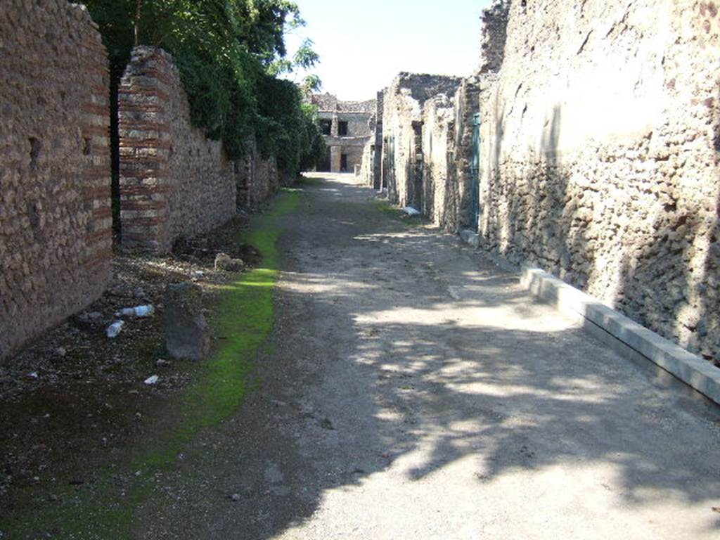 I.8.13 .  Officina (di Granius Romanus) 

I.18                              Via di Castricio looking west                         I.8.13

