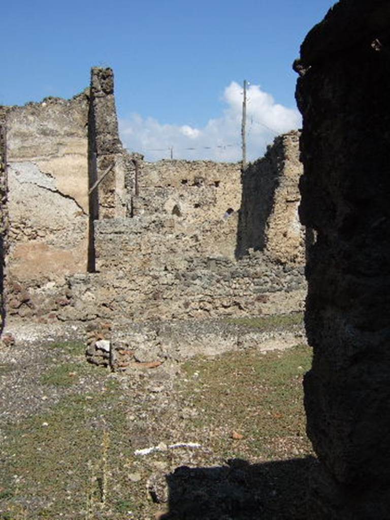 I.8.13 Pompeii. September 2005. Looking north from entrance. An amphora was found in this house addressed to A. Granio Romano  [CIL IV 9540] Della Corte thought Faustilla would have been Granio’s wife.
See Della Corte, M., 1965.  Case ed Abitanti di Pompei. Napoli: Fausto Fiorentino. (p.327)
