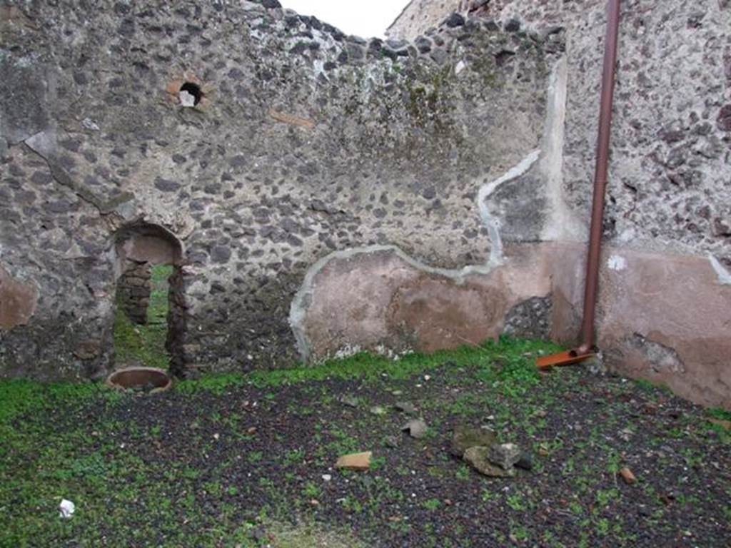 I.8.14 Pompeii. December 2007. 
Courtyard 7, west wall of garden area with south-west corner, with remains of a high cocciopesto zoccolo, and white upper zone of walls.


