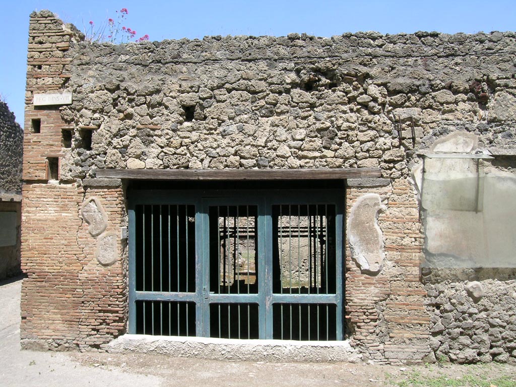 I.8.15 Pompeii. June 2005. Looking north to entrance doorway. Photo courtesy of Nicolas Monteix.