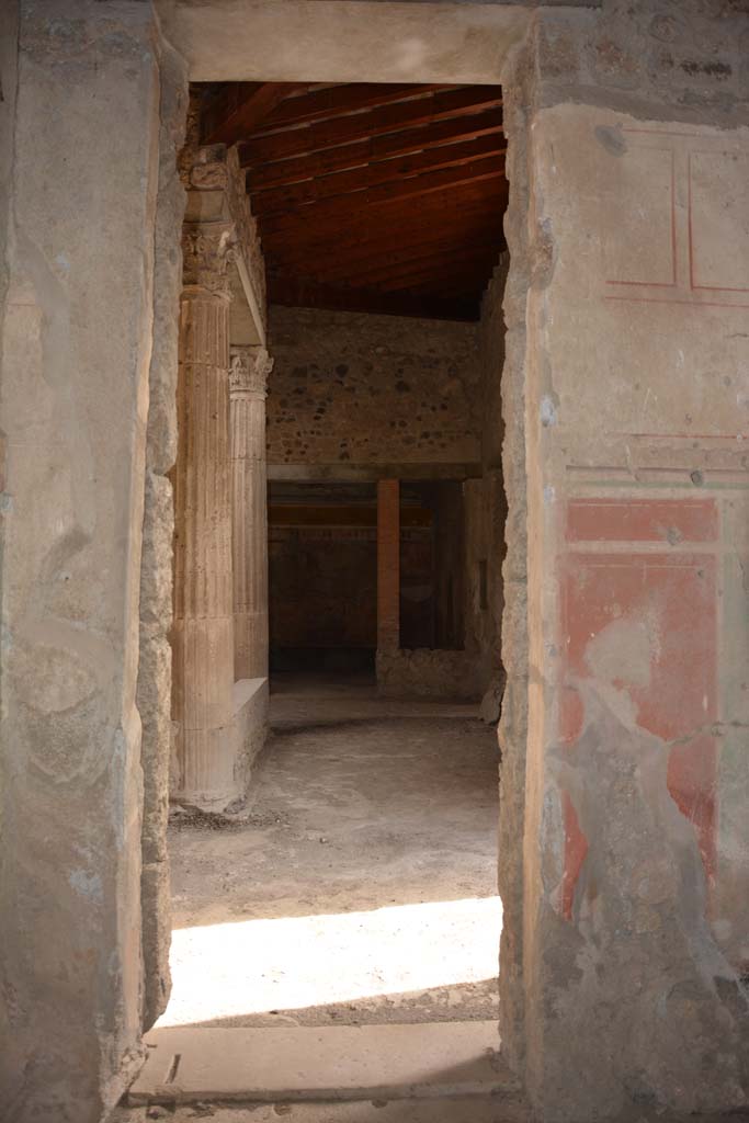 I.8.17 Pompeii. March 2019. Looking east towards doorway to atrium.
Foto Annette Haug, ERC Grant 681269 D�COR.
