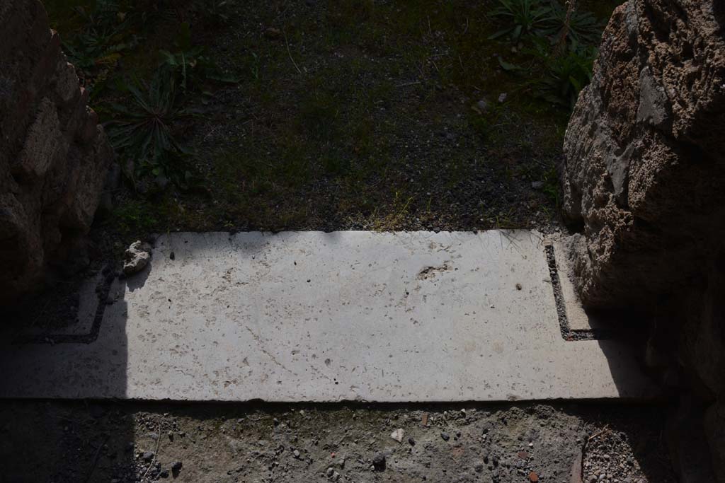 I.8.17 Pompeii. March 2019. Room 6, looking south across doorway threshold.
Foto Annette Haug, ERC Grant 681269 D�COR.
