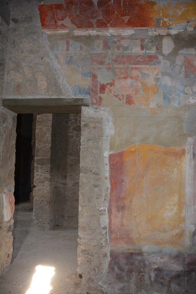 I.8.17 Pompeii. March 2019.
Room 9, north wall of tablinum at west end, with doorway to room 10.
Foto Annette Haug, ERC Grant 681269 DÉCOR.
