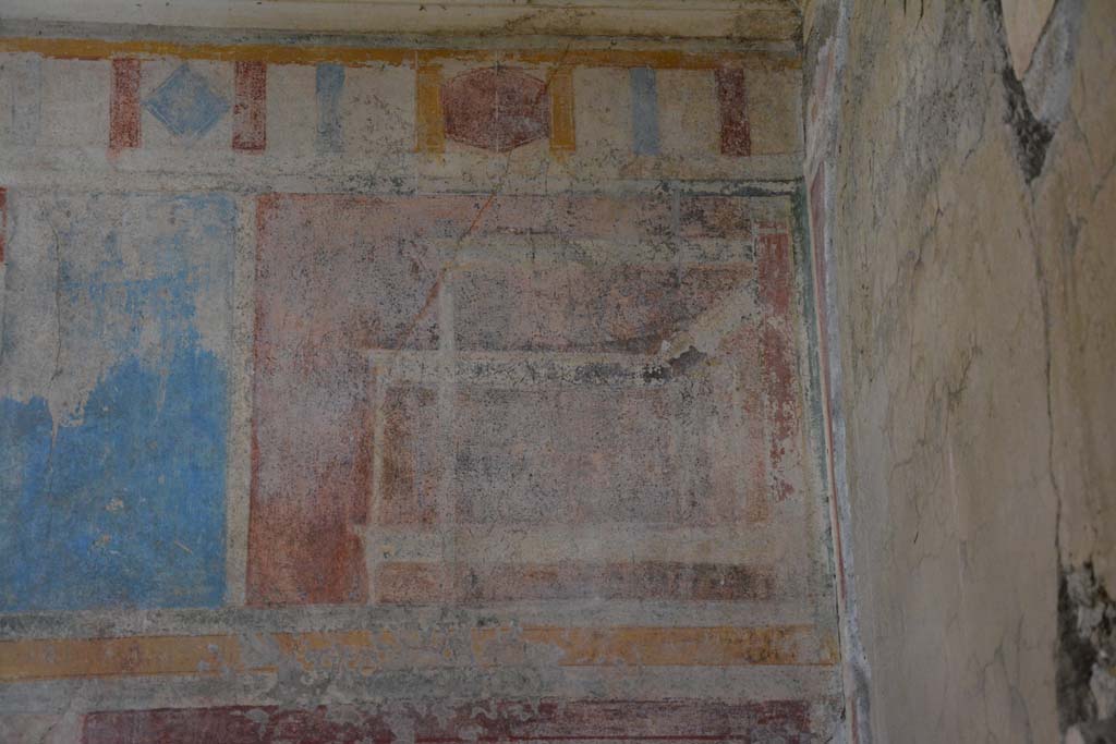 I.8.17 Pompeii. March 2019. Room 9, detail of painted decoration from north wall in north-east corner.
Foto Annette Haug, ERC Grant 681269 DÉCOR.