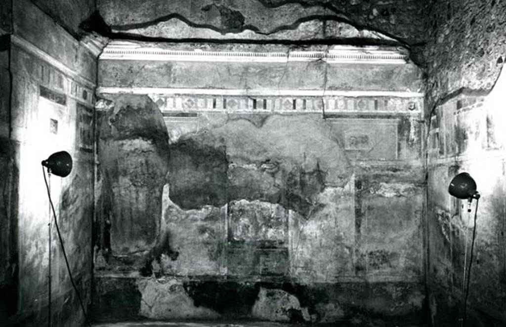 I.8.17 Pompeii. 1972. Room 9. Casa dei Quattro Stili, oecus of atrium, back E wall. Photo courtesy of Anne Laidlaw.
American Academy in Rome, Photographic Archive. Laidlaw collection _P_72_14_32.
