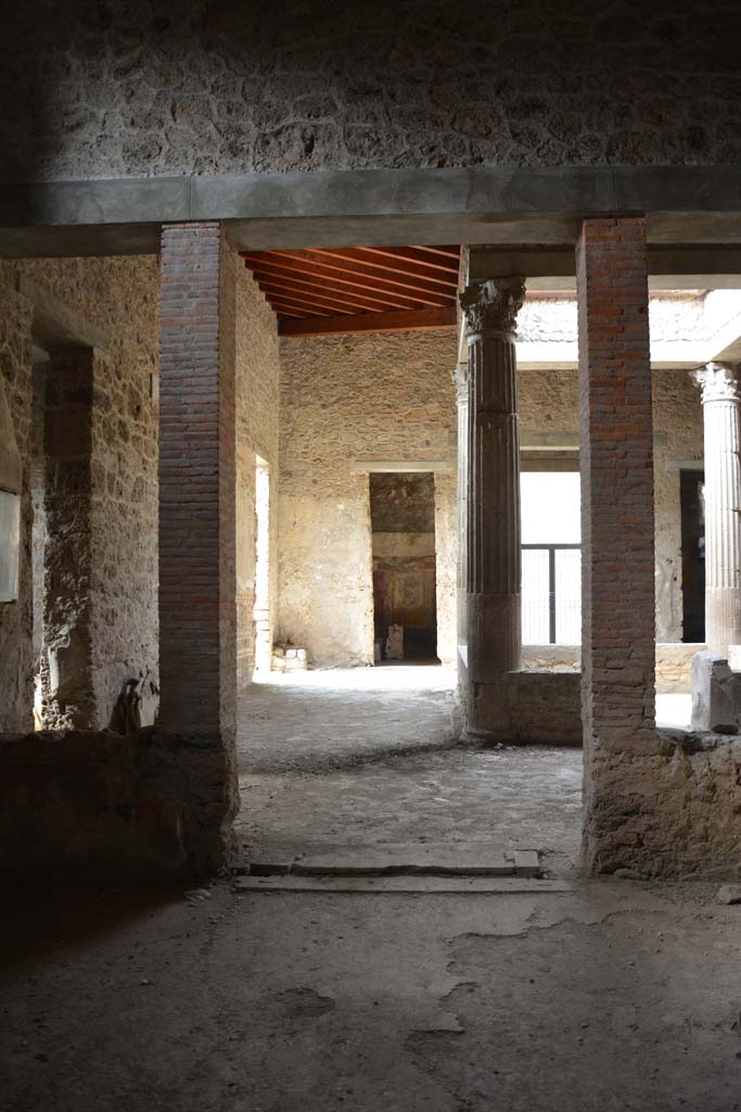 I.8.17 Pompeii. March 2019.
Room 9, looking west across flooring towards threshold from atrium 3.
Foto Annette Haug, ERC Grant 681269 DÉCOR.