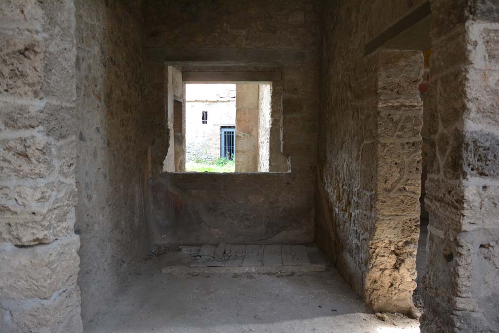 I.8.17 Pompeii. March 2019. Room 10, looking east from atrium 3, with doorway to tablinum 9, on right.
Foto Annette Haug, ERC Grant 681269 DÉCOR.