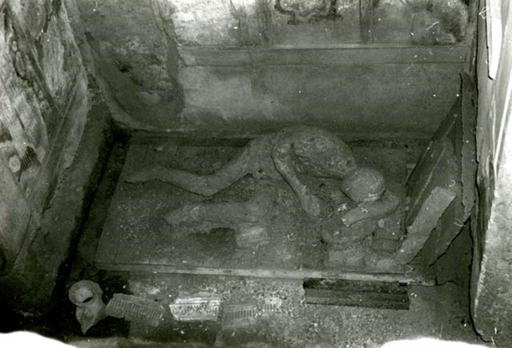 I.8.17 Pompeii. 1968. Casa dei Quattro Stili, cubiculum NE of atrium, cast of corpse from above. (This photograph is not necessarily from Room 10, but we have included all the photos of the casts together). Photo courtesy of Anne Laidlaw.
American Academy in Rome, Photographic Archive. Laidlaw collection _P_68_14_26.